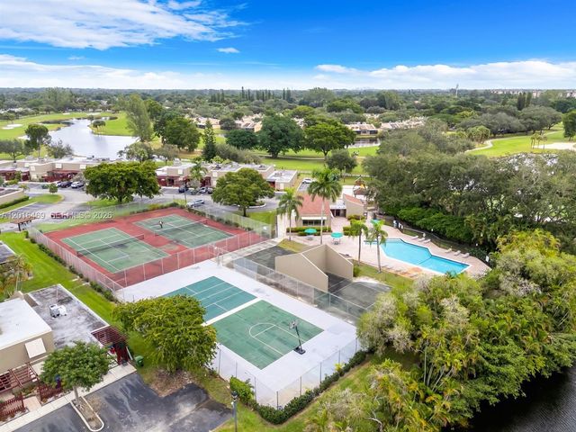 10941 N Lakeview Dr, Pembroke Pines, FL 33026