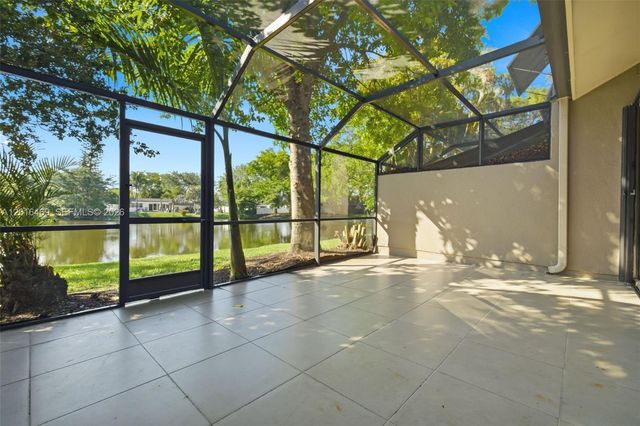 10941 N Lakeview Dr, Pembroke Pines, FL 33026