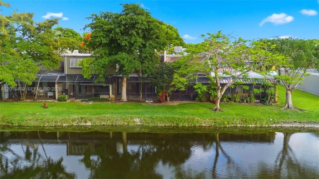 10941 N Lakeview Dr, Pembroke Pines, FL 33026