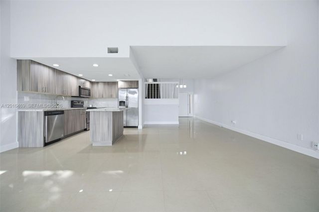 10941 N Lakeview Dr, Pembroke Pines, FL 33026