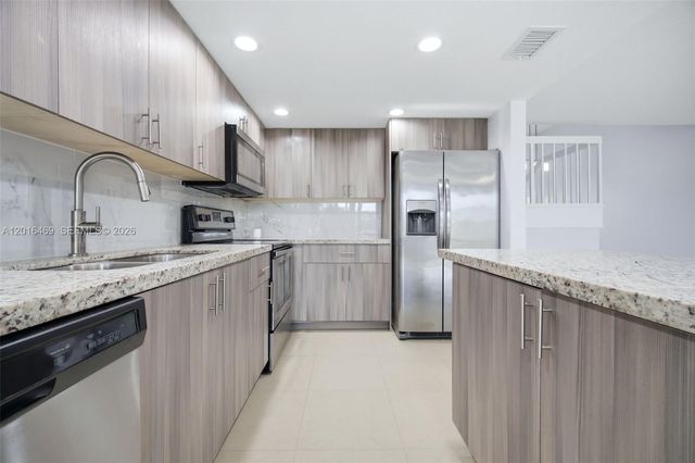 10941 N Lakeview Dr, Pembroke Pines, FL 33026