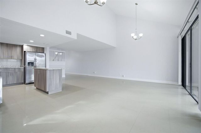 10941 N Lakeview Dr, Pembroke Pines, FL 33026