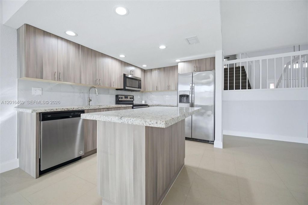 10941 N Lakeview Dr, Pembroke Pines, FL 33026
