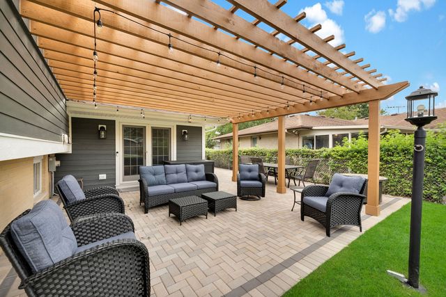 1602 N Oneida Lane, Mount Prospect, IL 60056
