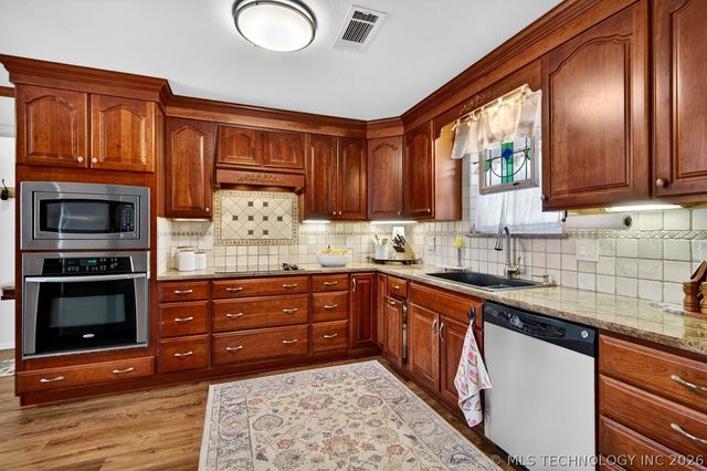 2417 Chapel Hill Road, Bartlesville, OK 74006