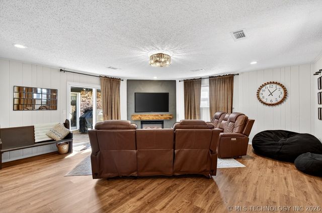 2417 Chapel Hill Road, Bartlesville, OK 74006