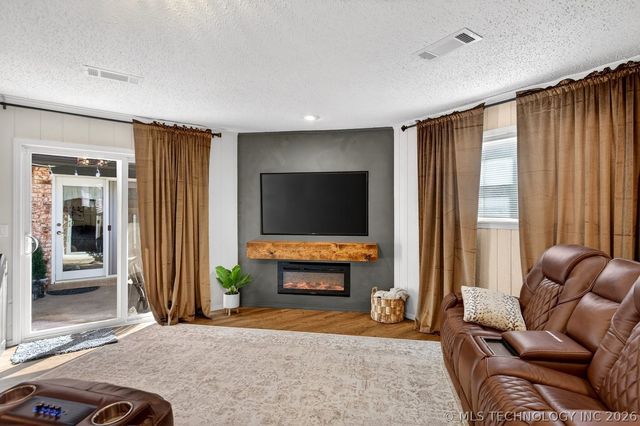 2417 Chapel Hill Road, Bartlesville, OK 74006