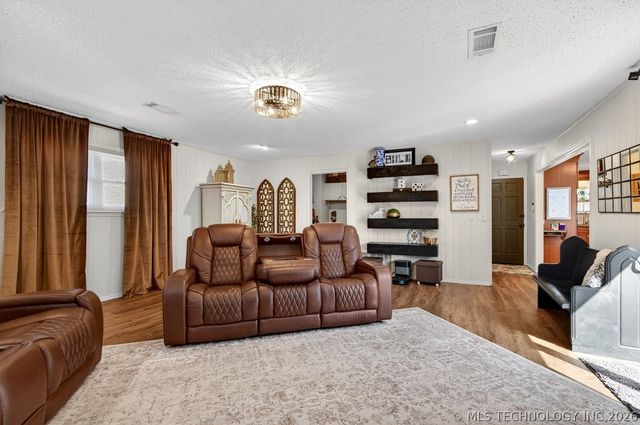 2417 Chapel Hill Road, Bartlesville, OK 74006