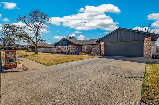 2417 Chapel Hill Road, Bartlesville, OK 74006