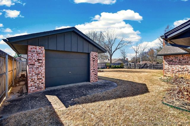 2417 Chapel Hill Road, Bartlesville, OK 74006