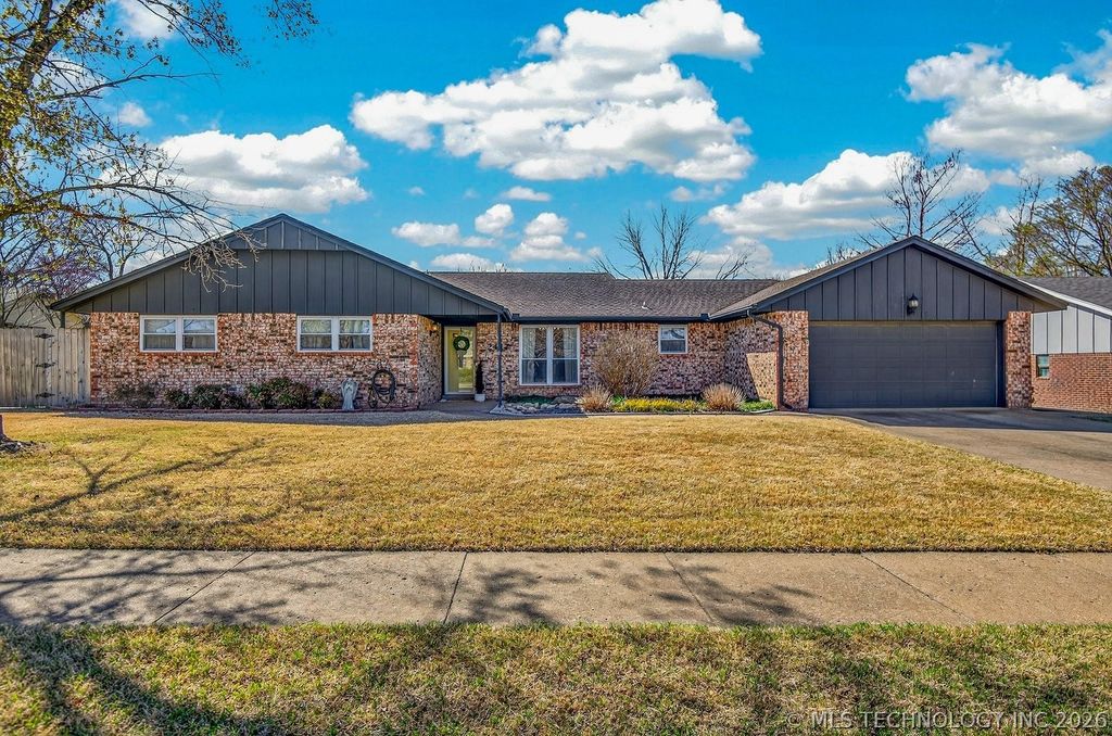 2417 Chapel Hill Road, Bartlesville, OK 74006