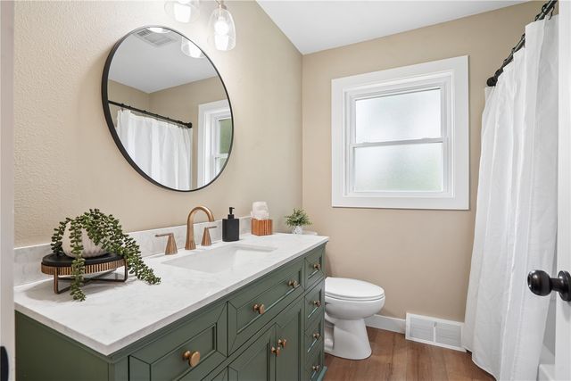 1033 Rolling Glen Drive, Marion, IA 52402