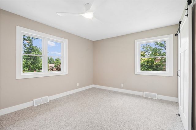 1033 Rolling Glen Drive, Marion, IA 52402