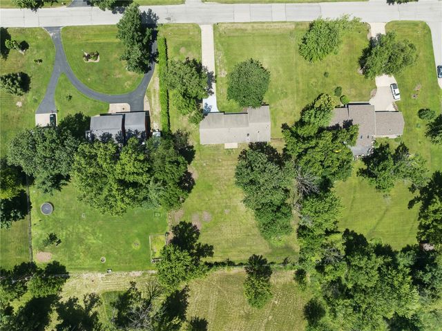 1033 Rolling Glen Drive, Marion, IA 52402
