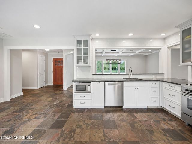 28 Riverview Drive, Tinton Falls, NJ 07724
