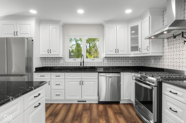 3532 Shoshonee Drive, Columbus, IN 47203