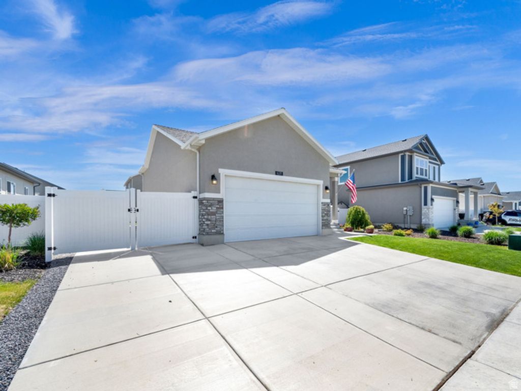 Image 2 of property listing at 6120 N SHEPS RIDGE RD, Eagle Mountain, UT 84005