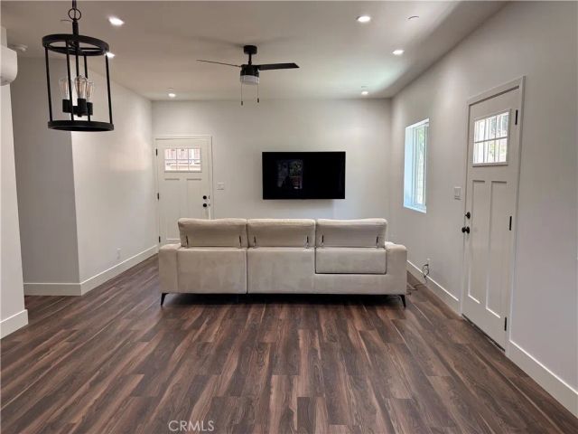 7128 McLennan Ave, Lake Balboa, CA 91406