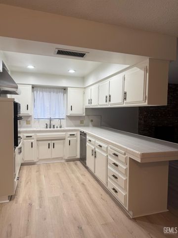 5605 Nomi Street, Bakersfield, CA 93308