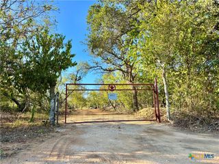 6052 TENNY CREEK RD, Luling, TX 78648