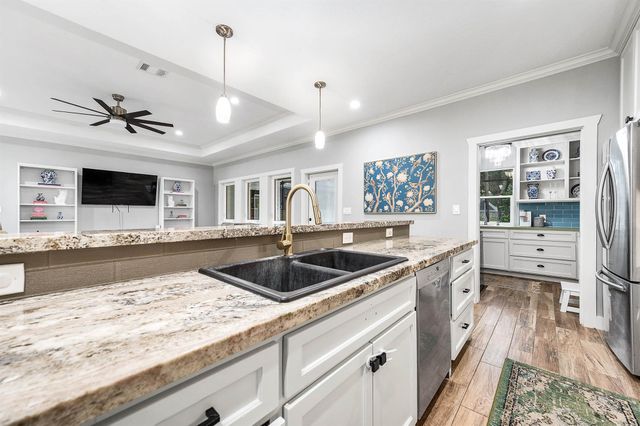 201 Hillcrest Drive, Alvin, TX 77511
