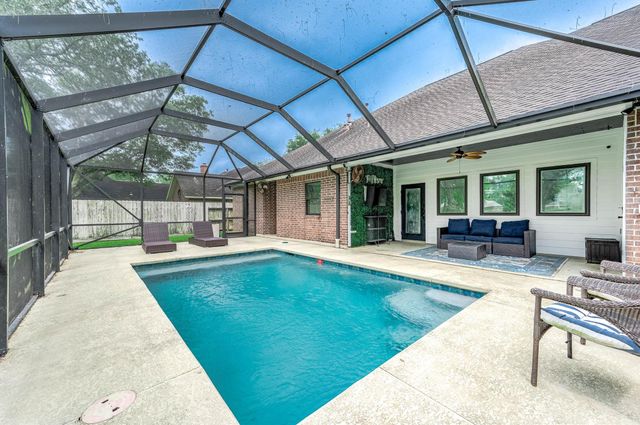 201 Hillcrest Drive, Alvin, TX 77511