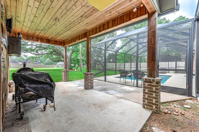 201 Hillcrest Drive, Alvin, TX 77511