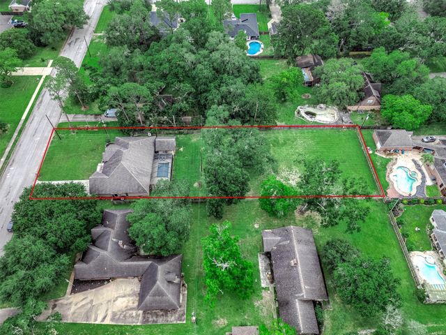 201 Hillcrest Drive, Alvin, TX 77511