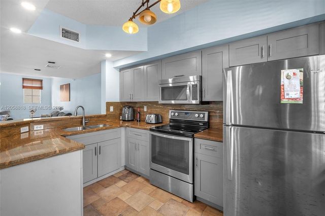 2845 NE 185th Street 903, Aventura, FL 33180
