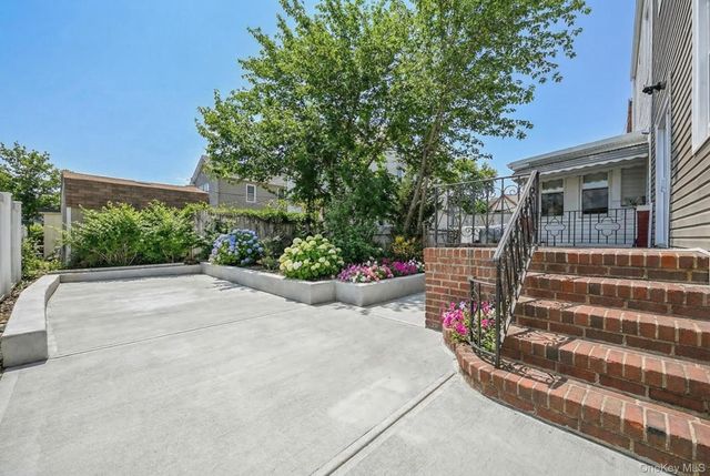 9210 104th Street, Richmond Hill, NY 11418