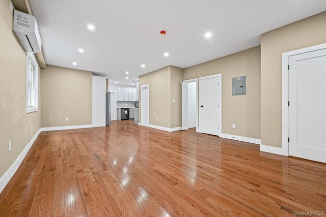 9210 104th Street, Richmond Hill, NY 11418