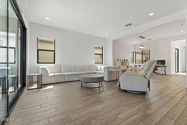 816 E Monte Way, Phoenix, AZ 85042