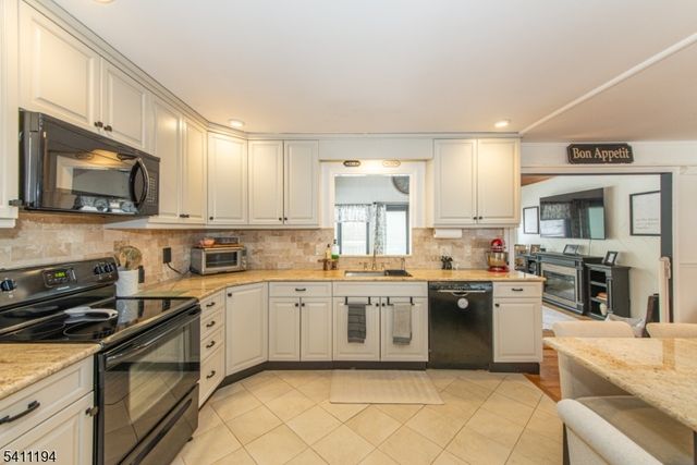 5 Winding Way, Andover Twp., NJ 07821