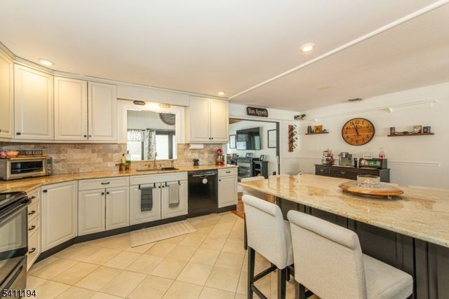 5 Winding Way, Andover Twp., NJ 07821