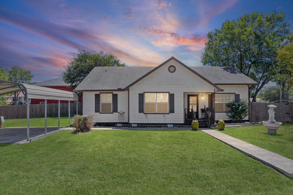 47 Mesquite DR, Maxwell, TX 78656