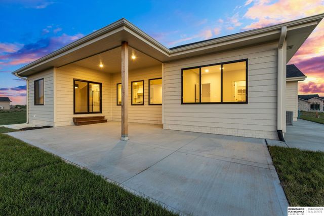 418 Karloff Circle, Yutan, NE 68073