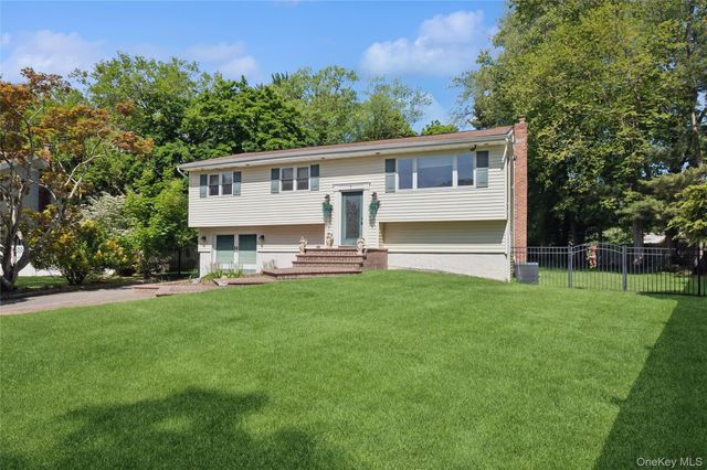 3 Bradley Court, Smithtown, NY 11787