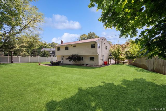 3 Bradley Court, Smithtown, NY 11787