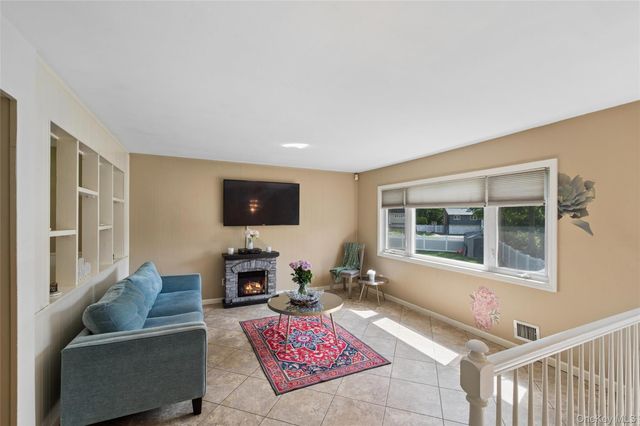 3 Bradley Court, Smithtown, NY 11787