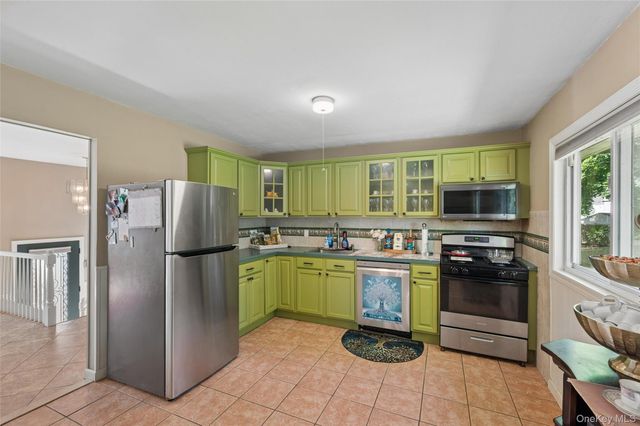 3 Bradley Court, Smithtown, NY 11787