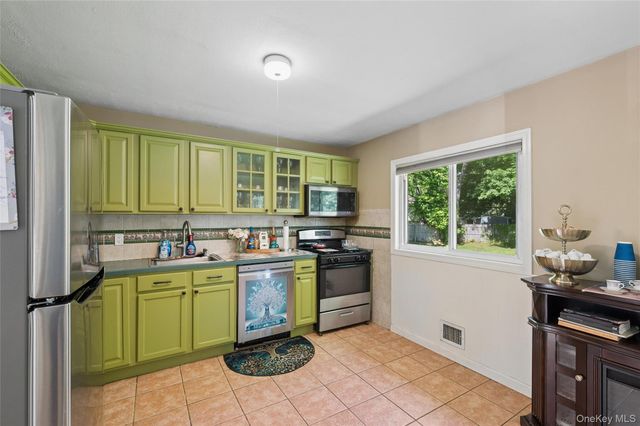 3 Bradley Court, Smithtown, NY 11787