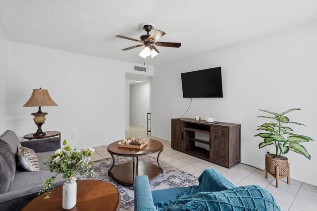 517 Palomas Drive SE, Albuquerque, NM 87108