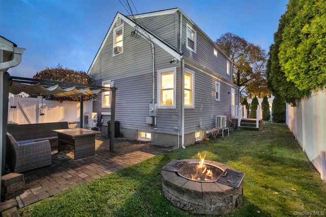 186 Robin Place, Levittown, NY 11756