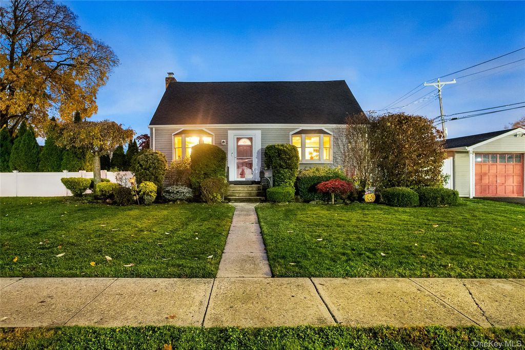 186 Robin Place, Levittown, NY 11756