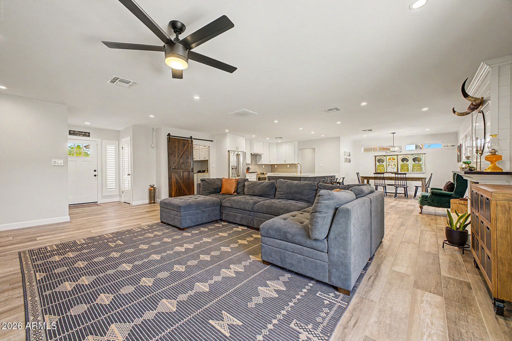 Image 10 of property listing at 2631 E DESERT COVE Avenue, Phoenix, AZ 85028
