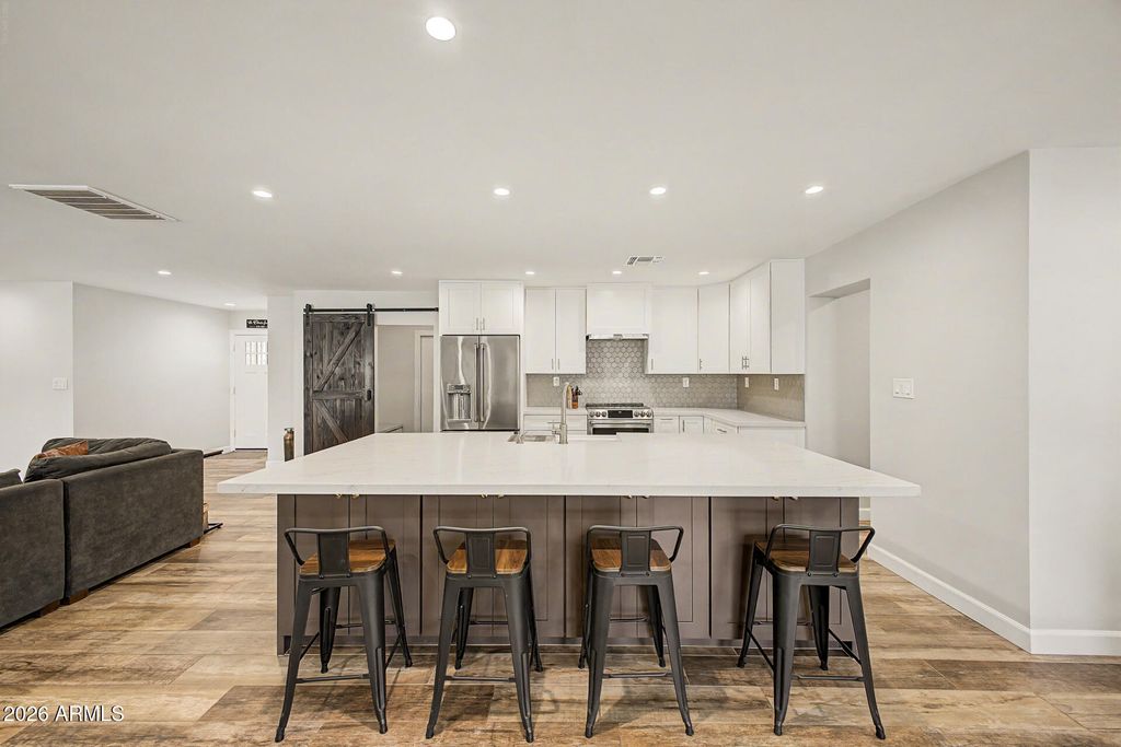 Image 13 of property listing at 2631 E DESERT COVE Avenue, Phoenix, AZ 85028