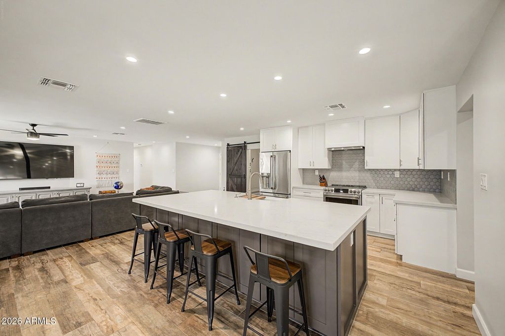 Image 14 of property listing at 2631 E DESERT COVE Avenue, Phoenix, AZ 85028