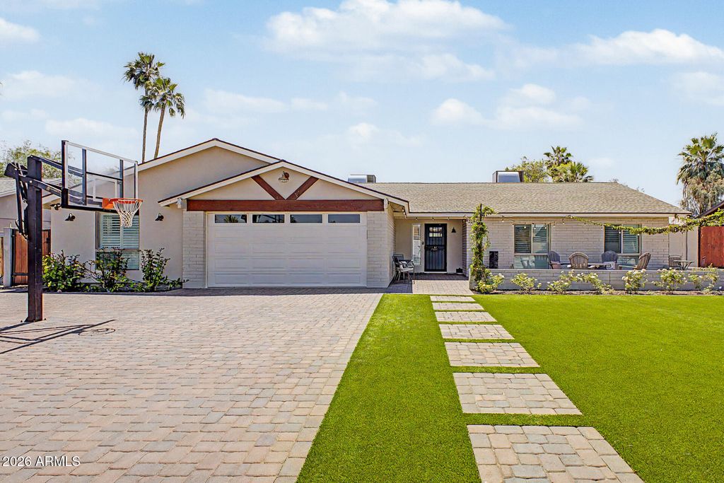 Image 2 of property listing at 2631 E DESERT COVE Avenue, Phoenix, AZ 85028