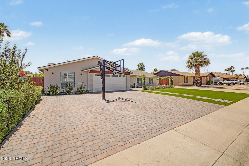 Image 3 of property listing at 2631 E DESERT COVE Avenue, Phoenix, AZ 85028