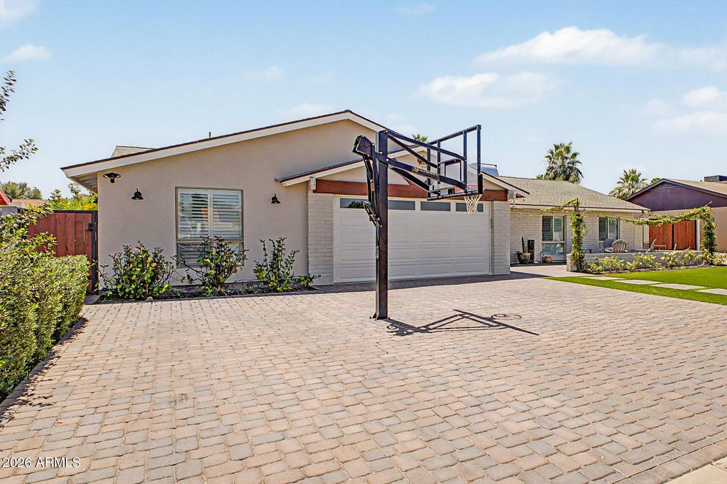 Image 4 of property listing at 2631 E DESERT COVE Avenue, Phoenix, AZ 85028